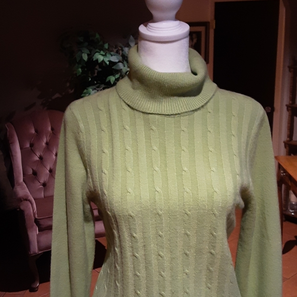 IZOD Green top Spandex Blouse - Picture 3 of 4